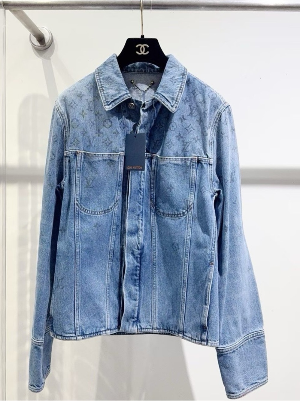 🚩steal Louis Vuitton navy label on light blue denim